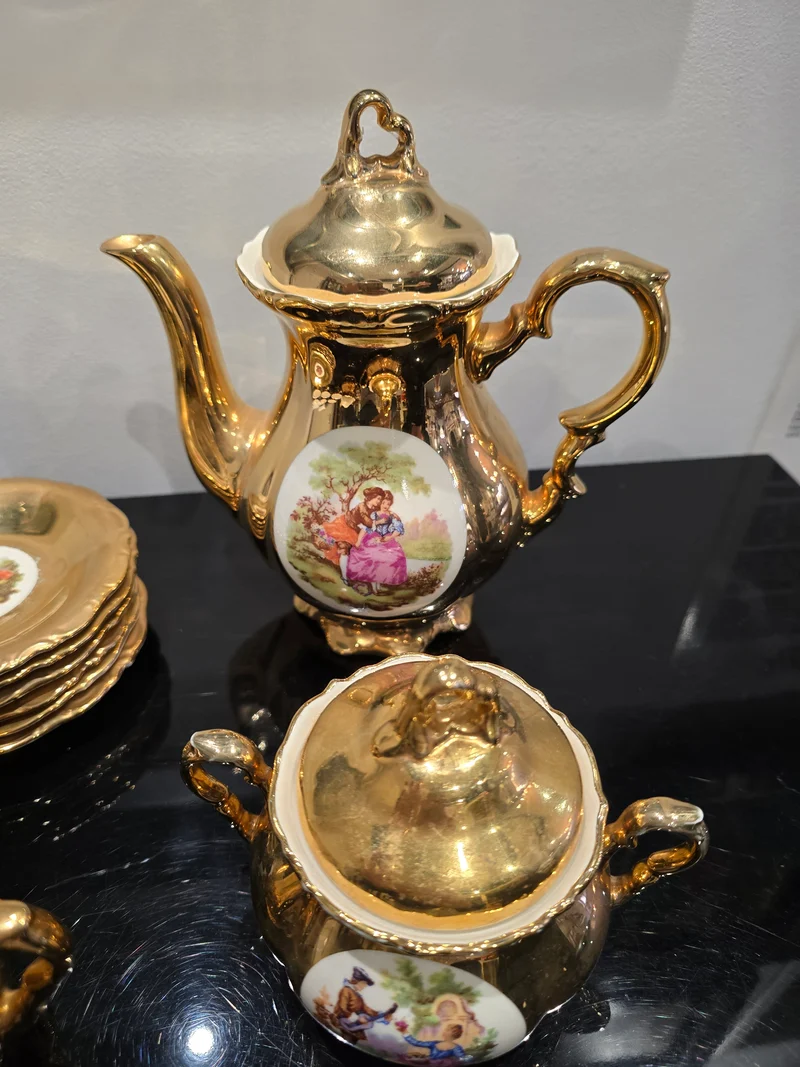 Service à café ancien en porcelaine dorée – Bavaria – Scènes galantes