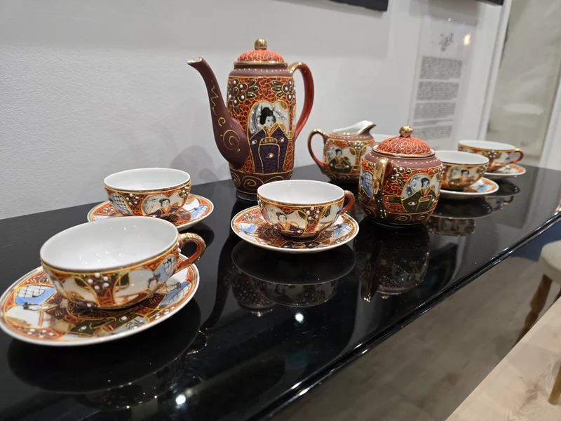 Service à café ou thé japonais en porcelaine Satsuma – Décor personnages – Ensemble complet peint main