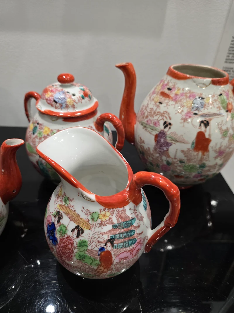 Service à thé japonais Satsuma – Décor scènes traditionnelles – XXe siècle