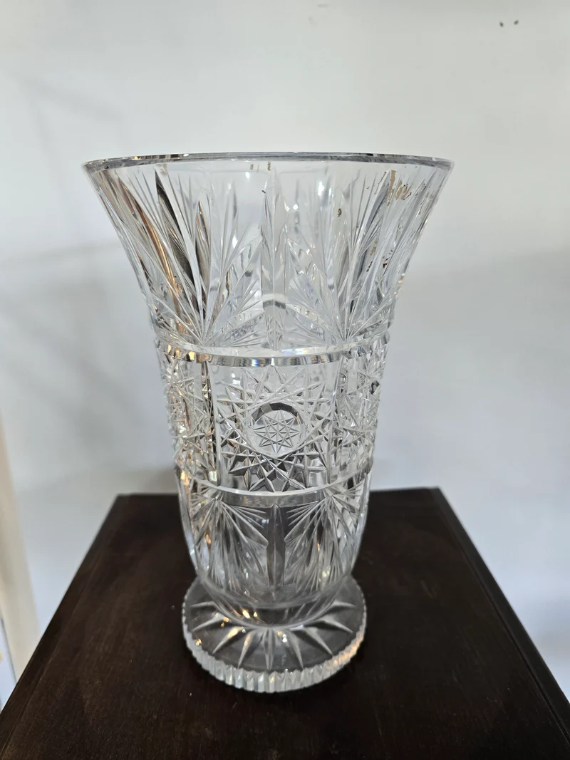 Vase en cristal taillé – Décor géométrique – XXe siècle