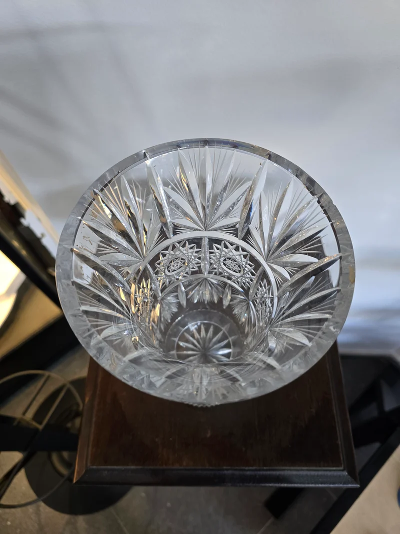 Vase en cristal taillé – Décor géométrique – XXe siècle