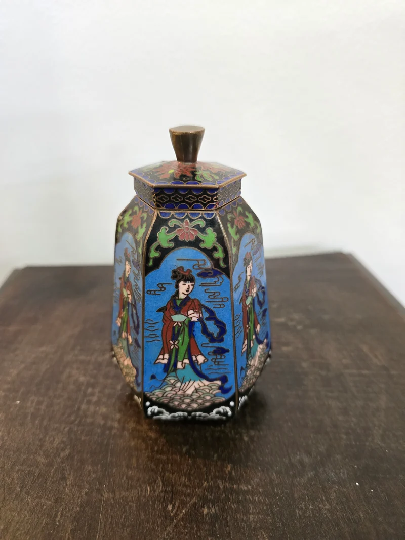 Petite boîte couverte hexagonale en cloisonné chinois sur socle en bois