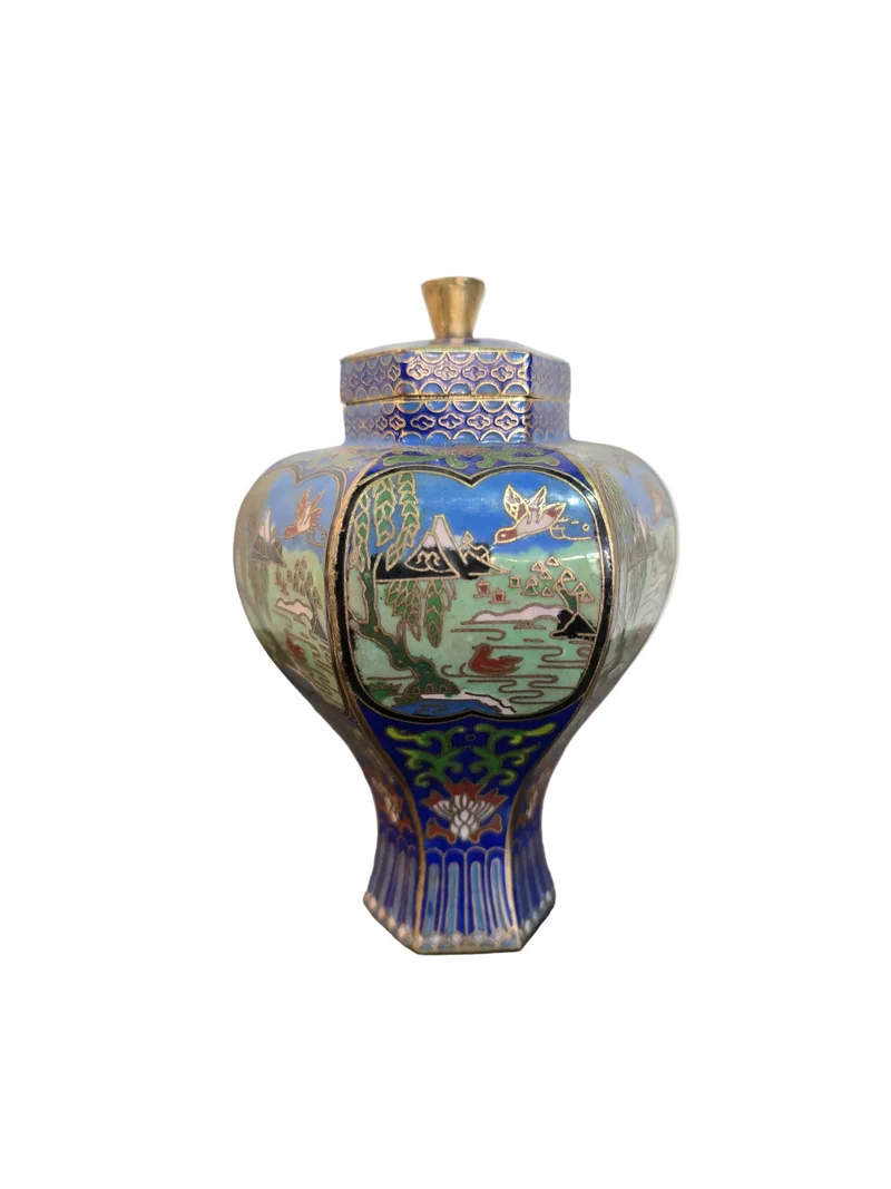 Petit vase couvert en cloisonné sur socle en bois – Décor paysages asiatiques
