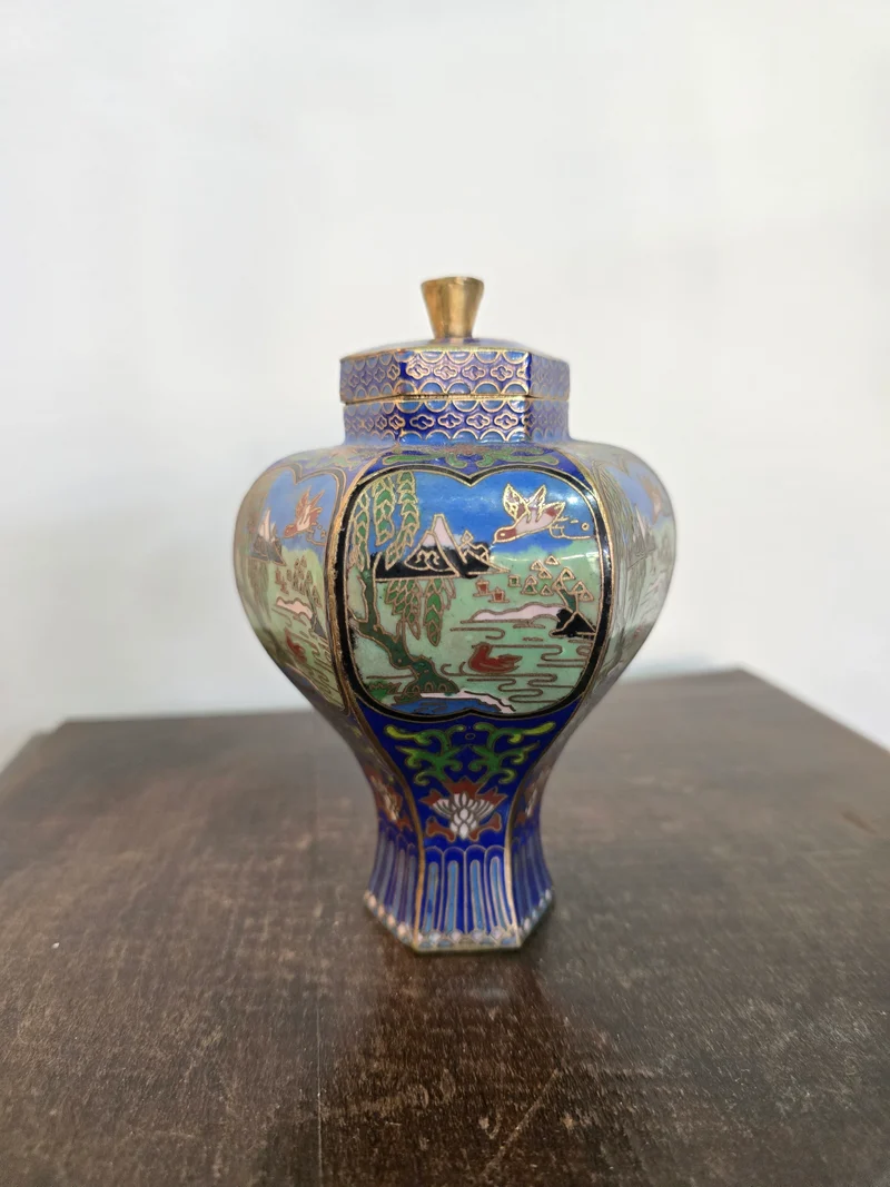 Petit vase couvert en cloisonné sur socle en bois – Décor paysages asiatiques