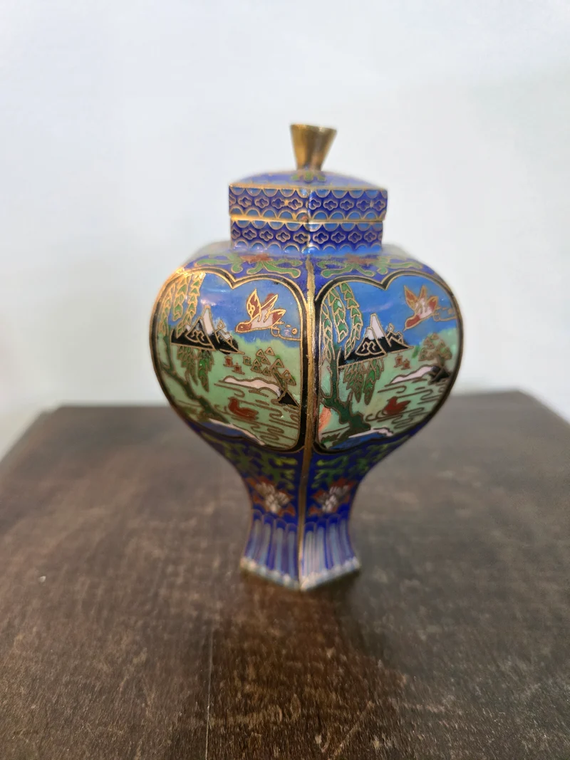 Petit vase couvert en cloisonné sur socle en bois – Décor paysages asiatiques