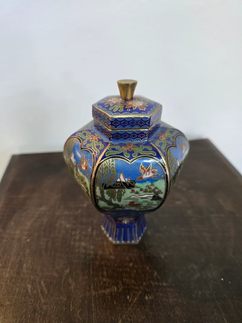Petit vase couvert en cloisonné sur socle en bois – Décor paysages asiatiques