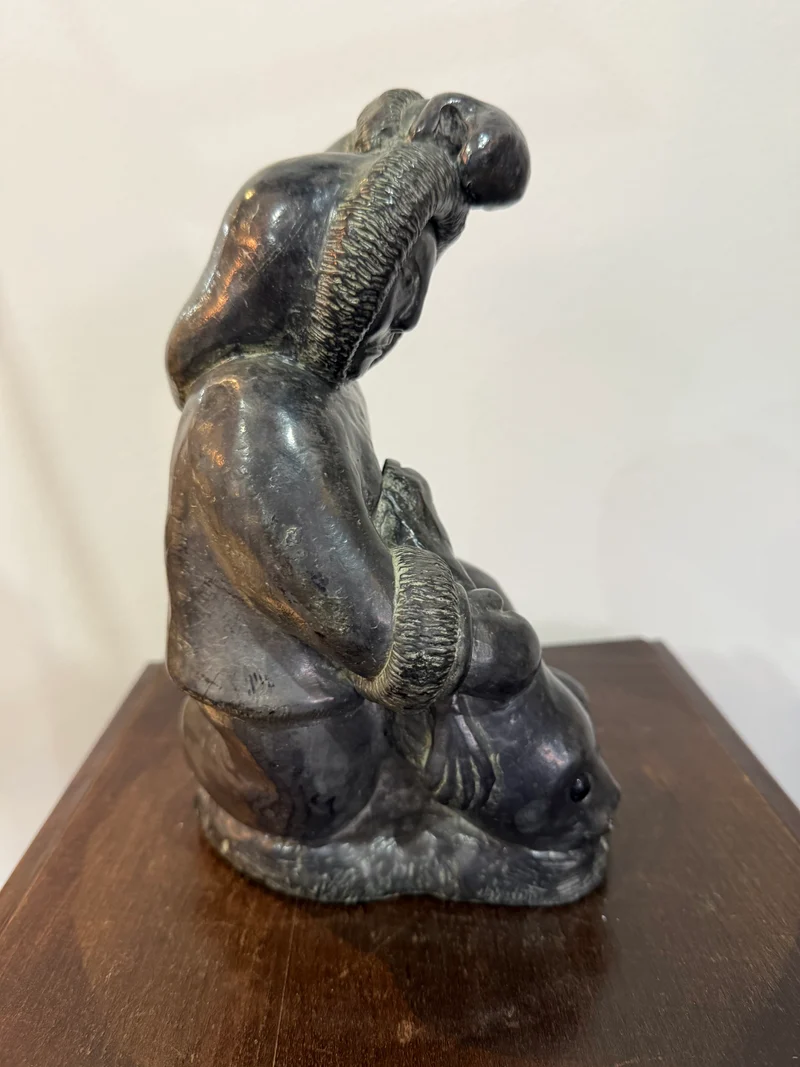 Sculpture Inuit “Chasseur et Phoque” – Wolf Original – Fait main au Canada