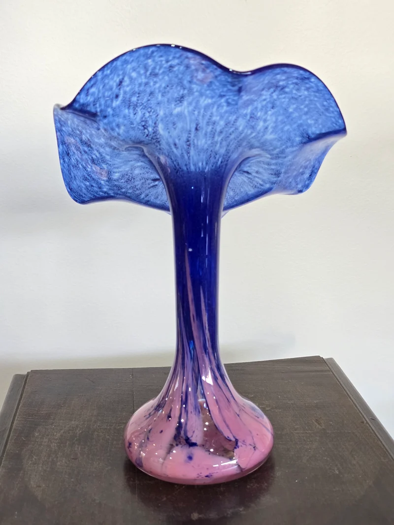 Coupe en verre soufflé La Rochère – Dégradé bleu & rose – Verrerie d’art – H.26 cm