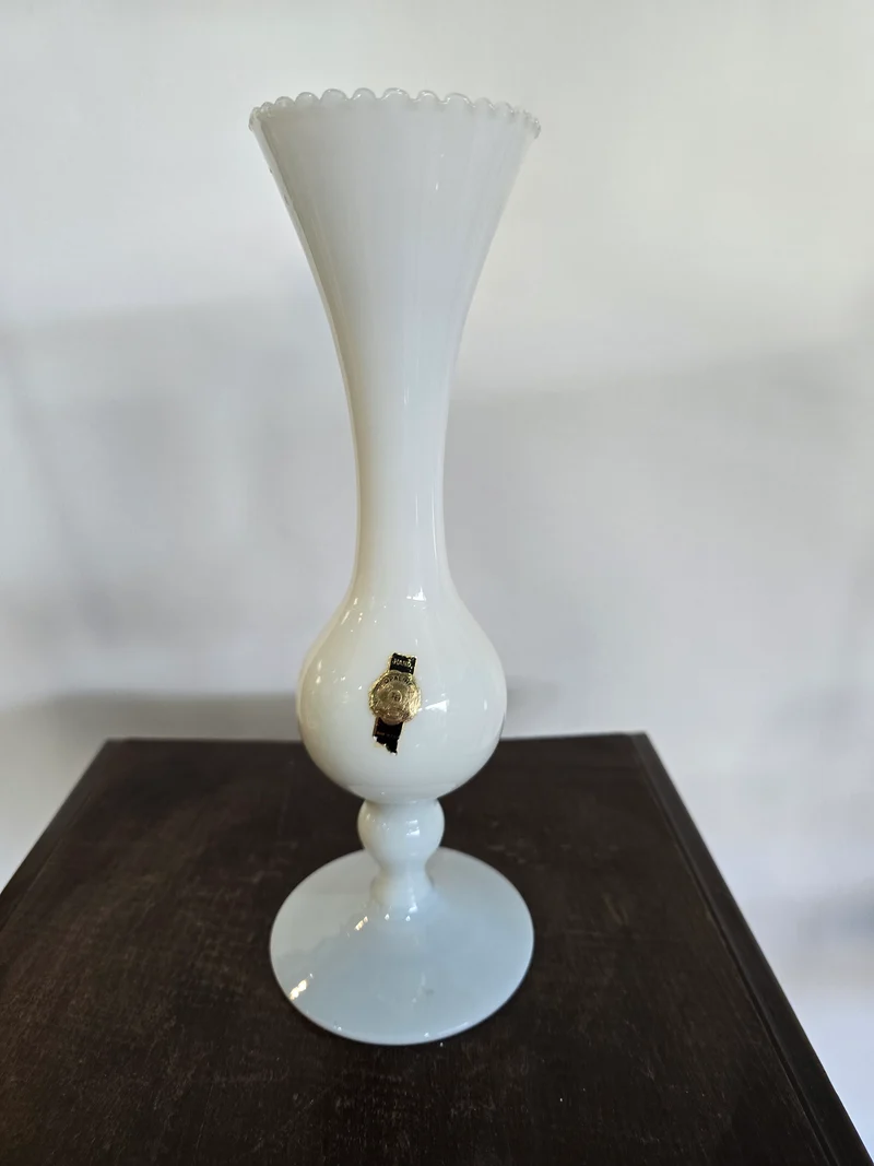 Vase en verre opalin blanc – Travail artisanal