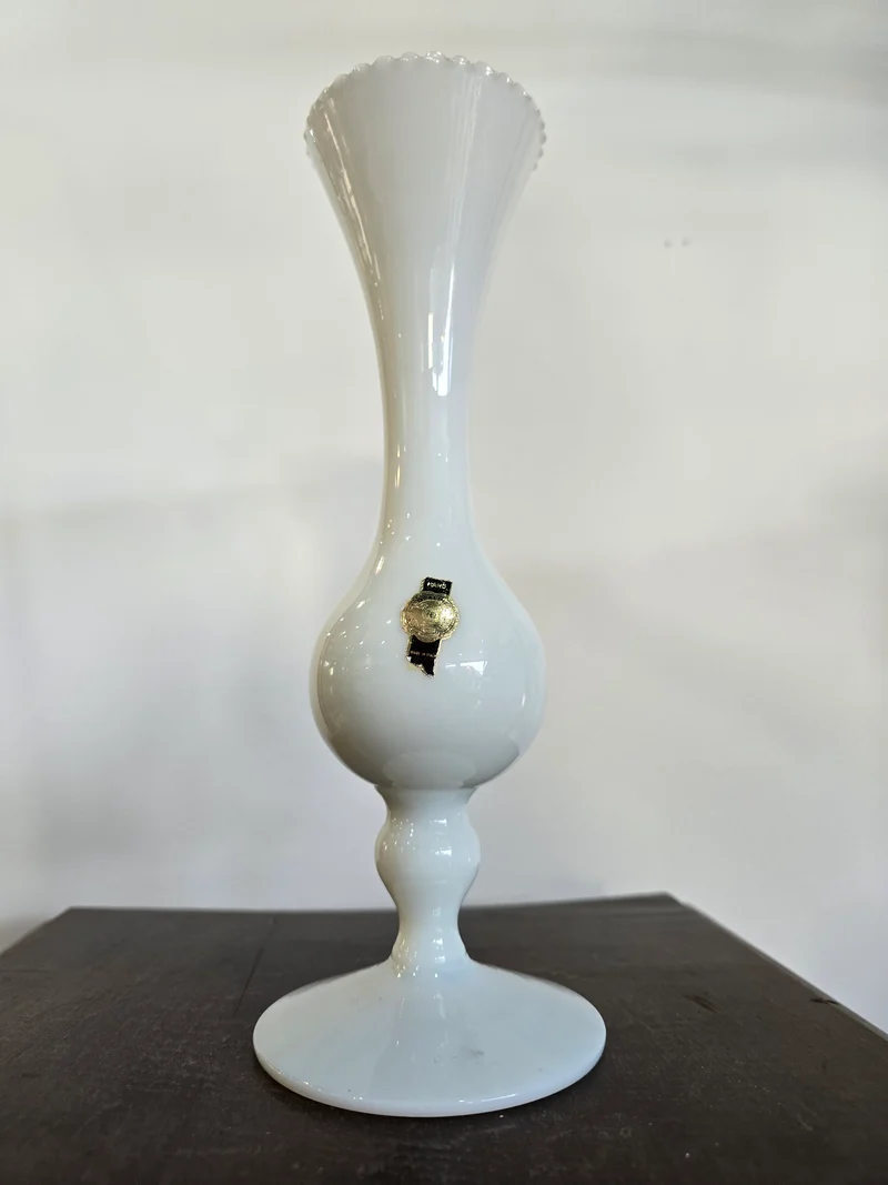 Vase en verre opalin blanc – Travail artisanal