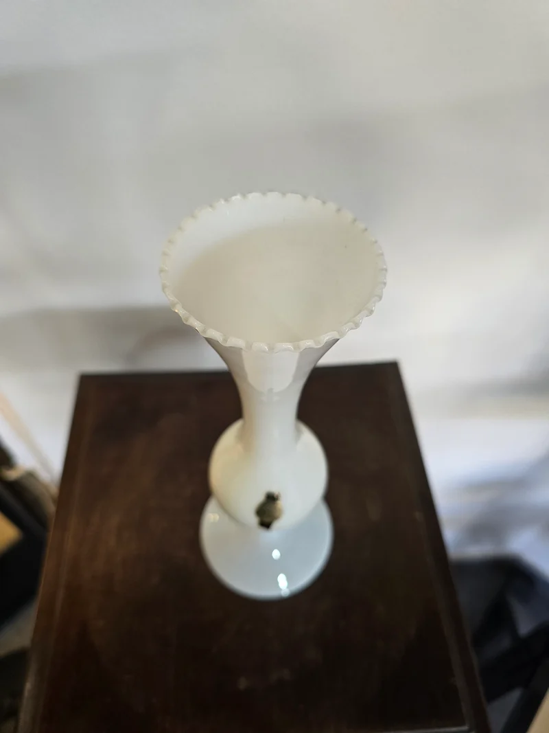 Vase en verre opalin blanc – Travail artisanal