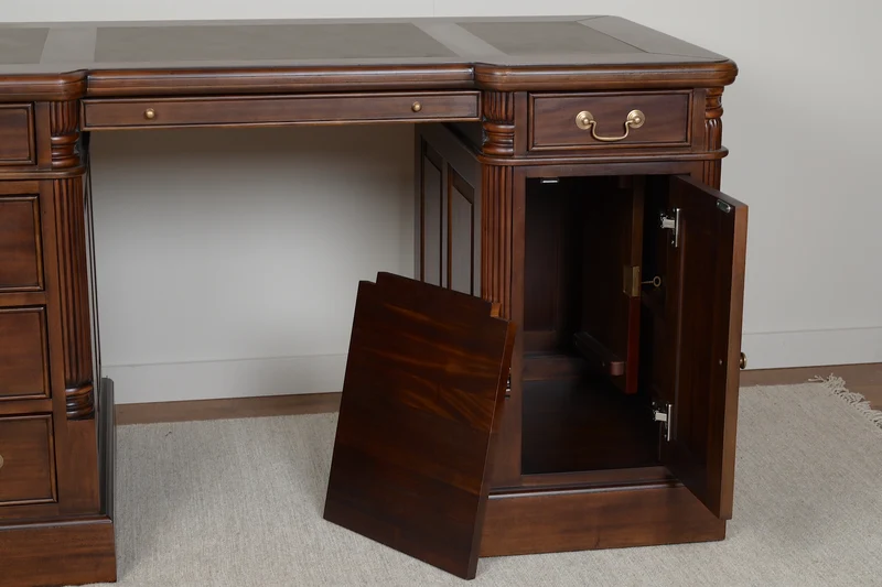 Pillar 140x70 Walnoot, klassiek Engels bureau, massief mahoniehout