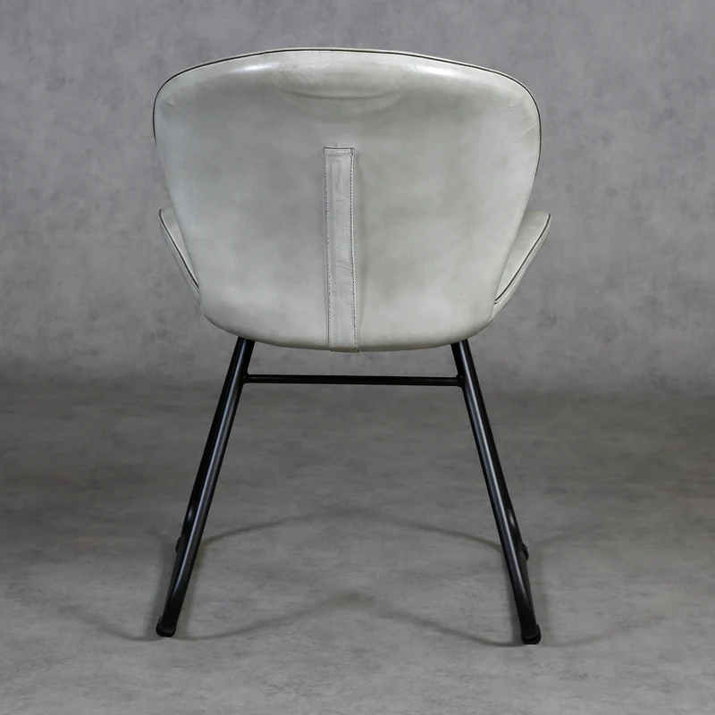 Chaise en cuir gris clair