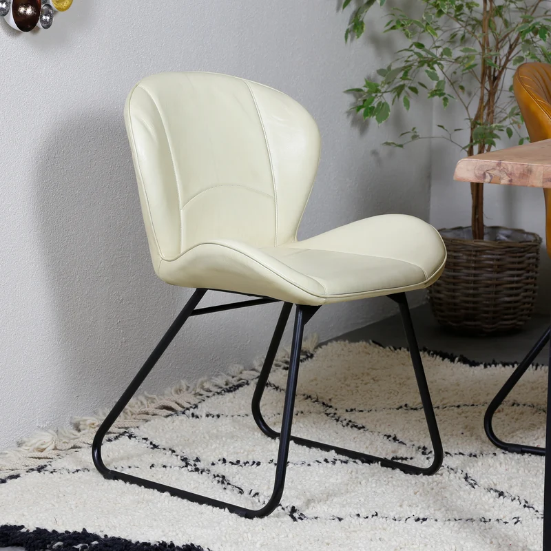 Chaise en cuir beige
