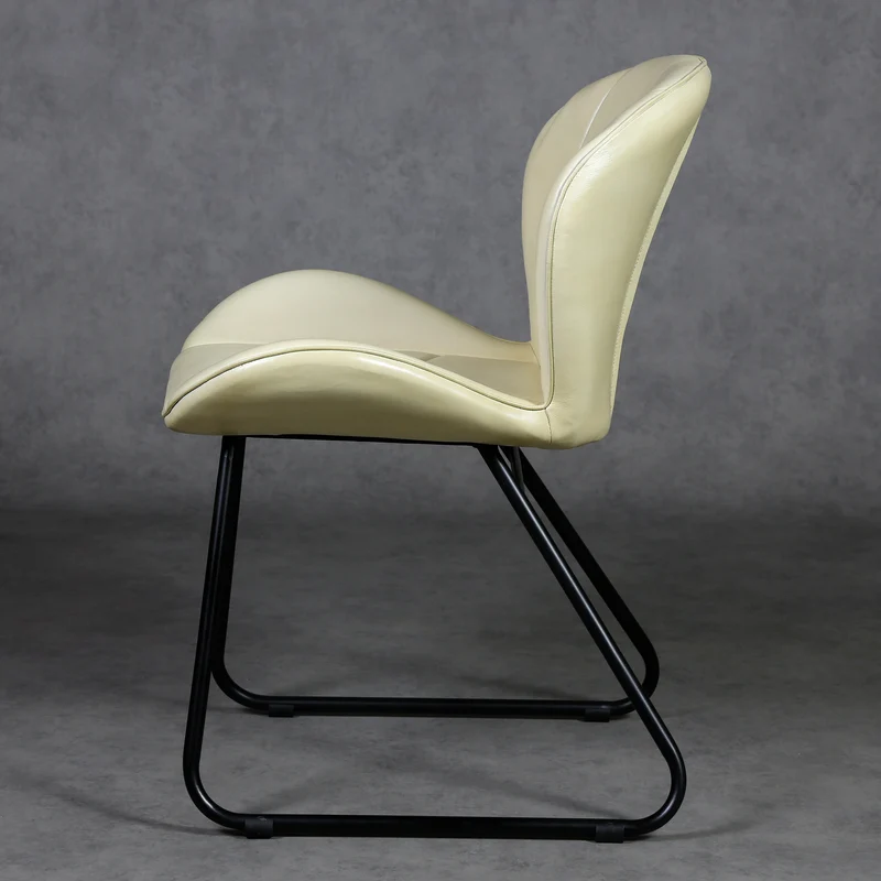 Chaise en cuir beige