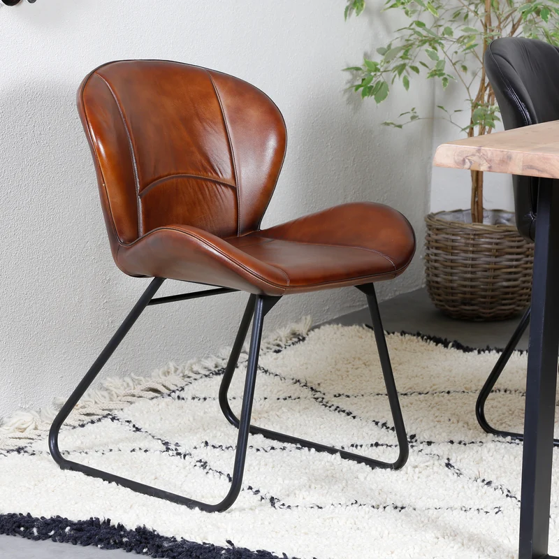 Chaise en cuir rouge-marron