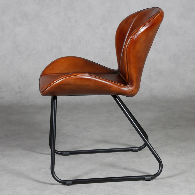 Chaise en cuir rouge-marron