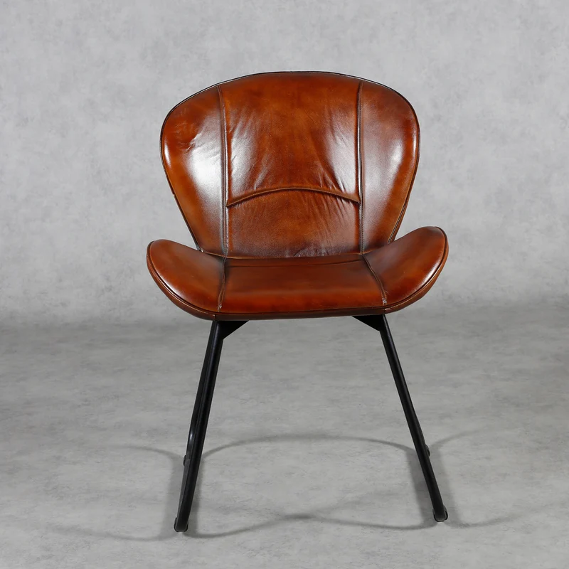 Chaise en cuir rouge-marron