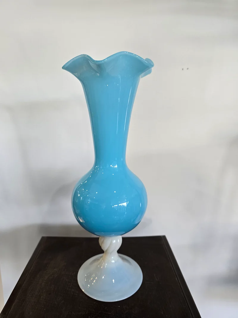 Paire de vase en verre soufflé bleu opalin – H. 35 cm