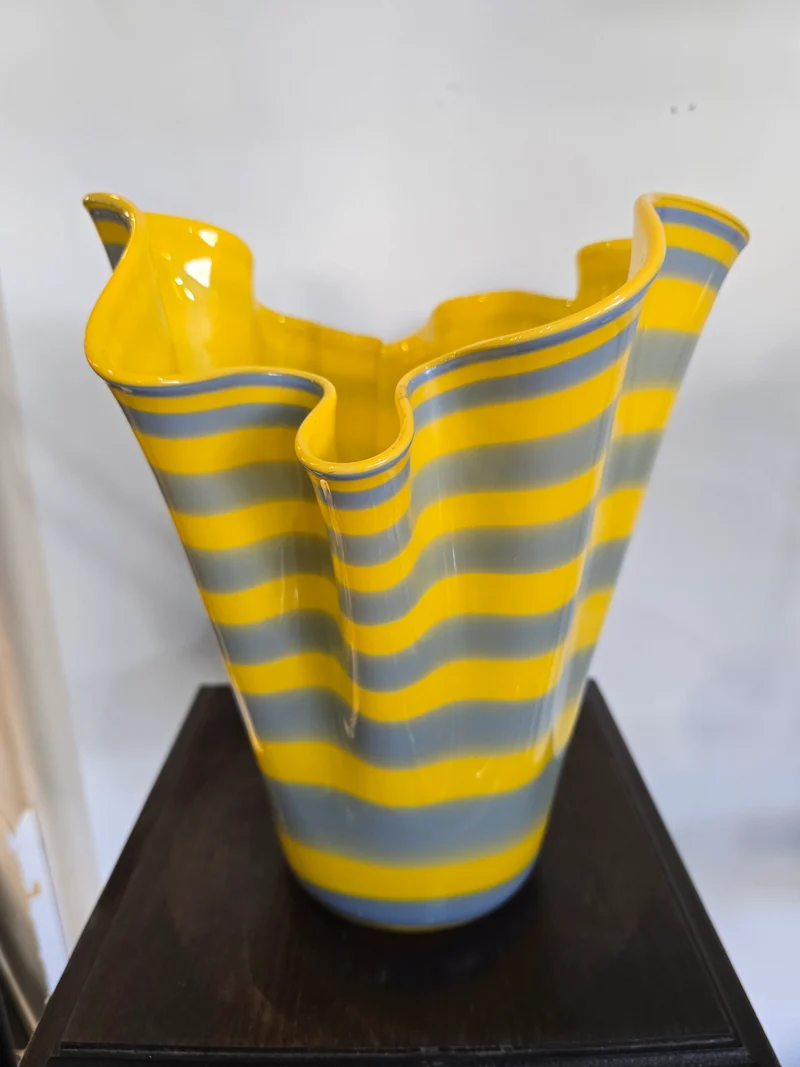 Vase en verre soufflé Alicja – Rayures jaunes & grises – Forme libre – H.31 cm