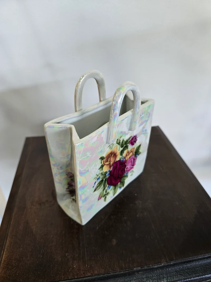 Vase décoratif en céramique irisée – Forme sac – Décor floral peint main – H.16 cm