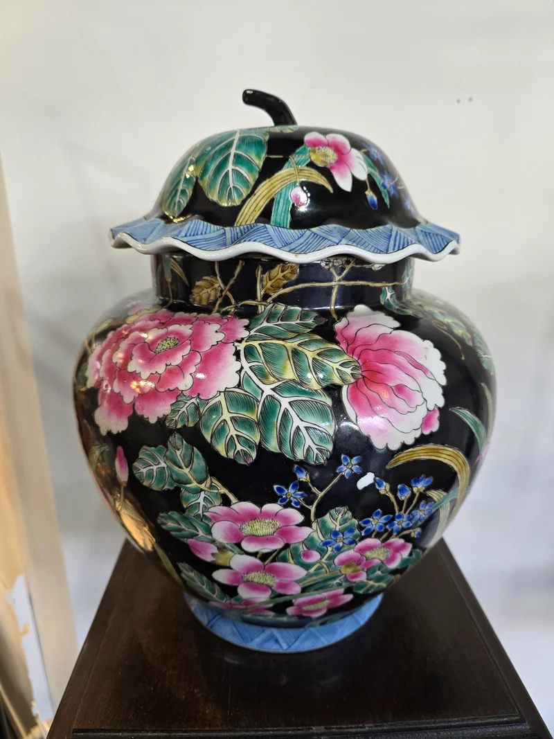 Grande potiche asiatique à décor floral – Décor main – Fond noir & couleurs vives