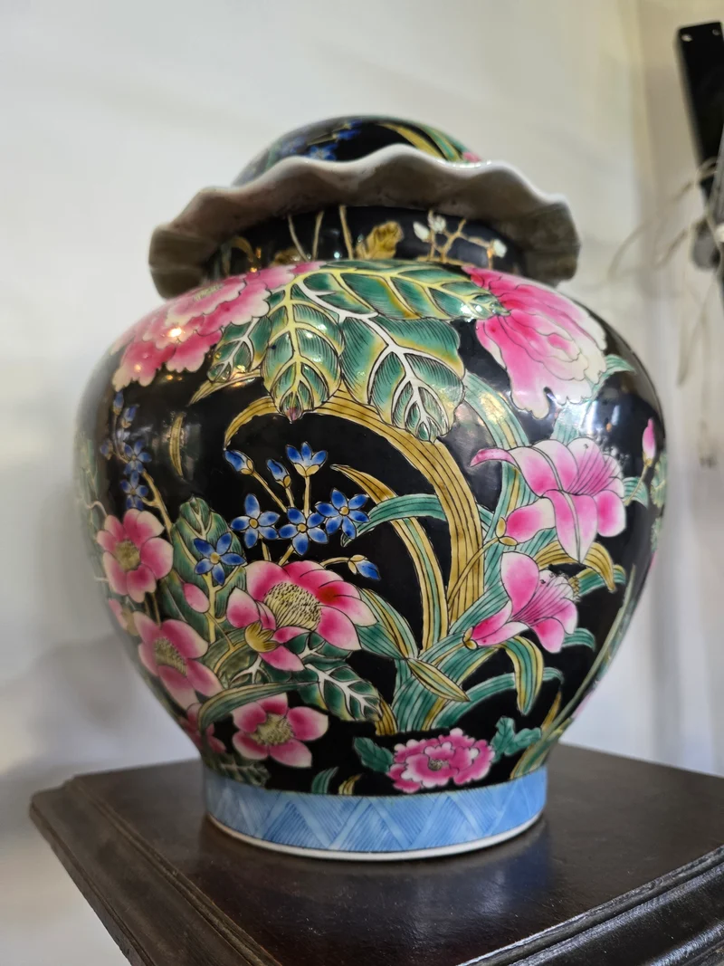 Grande potiche asiatique à décor floral – Décor main – Fond noir & couleurs vives