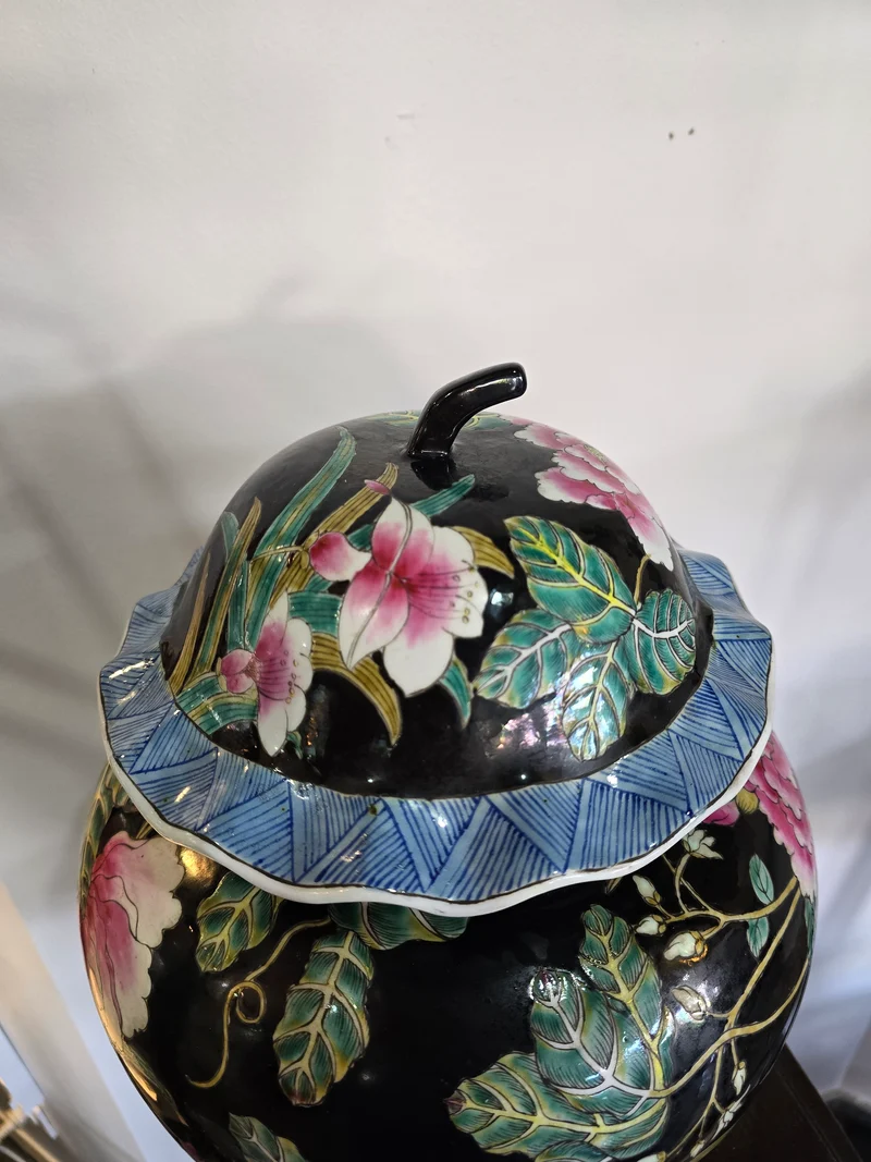 Grande potiche asiatique à décor floral – Décor main – Fond noir & couleurs vives
