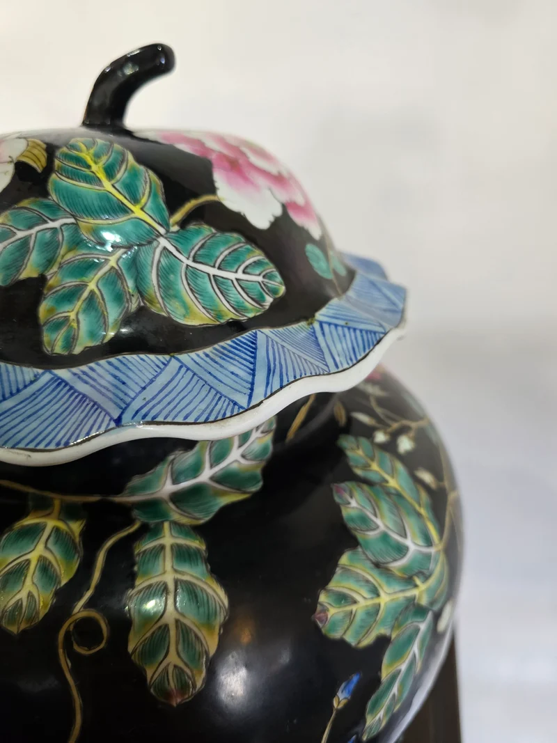 Grande potiche asiatique à décor floral – Décor main – Fond noir & couleurs vives