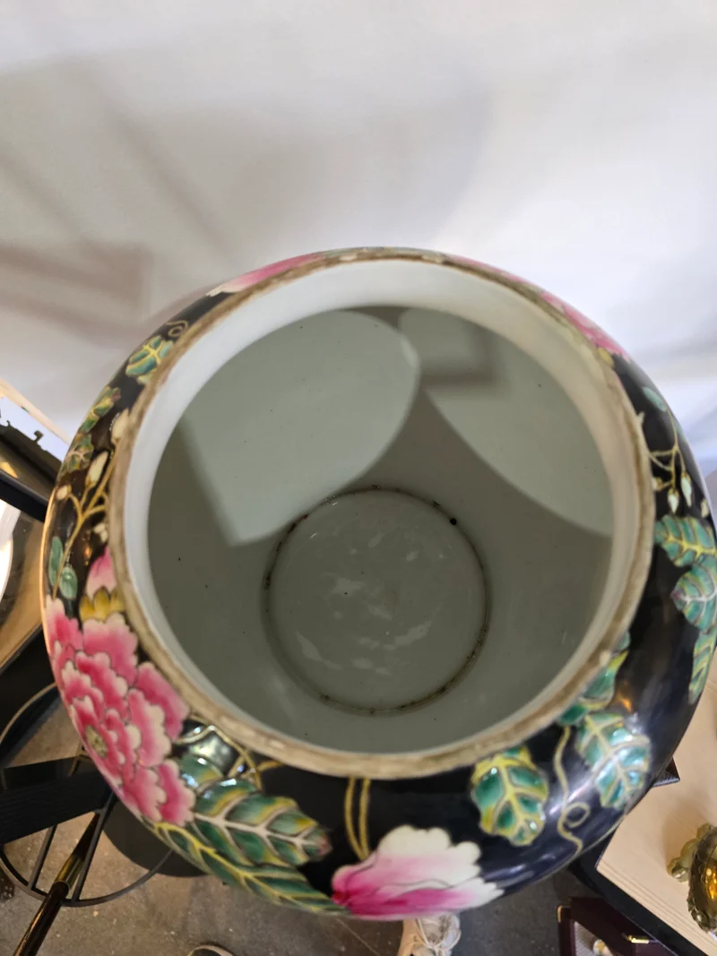 Grande potiche asiatique à décor floral – Décor main – Fond noir & couleurs vives