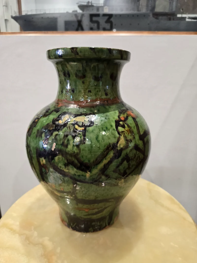 Vase en céramique vernissée – Décor vert et noir – Travail d’atelier