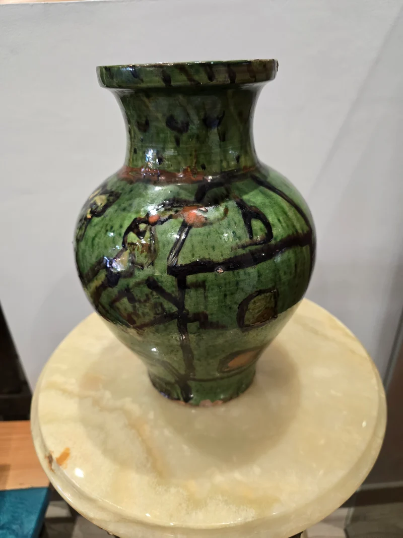 Vase en céramique vernissée – Décor vert et noir – Travail d’atelier