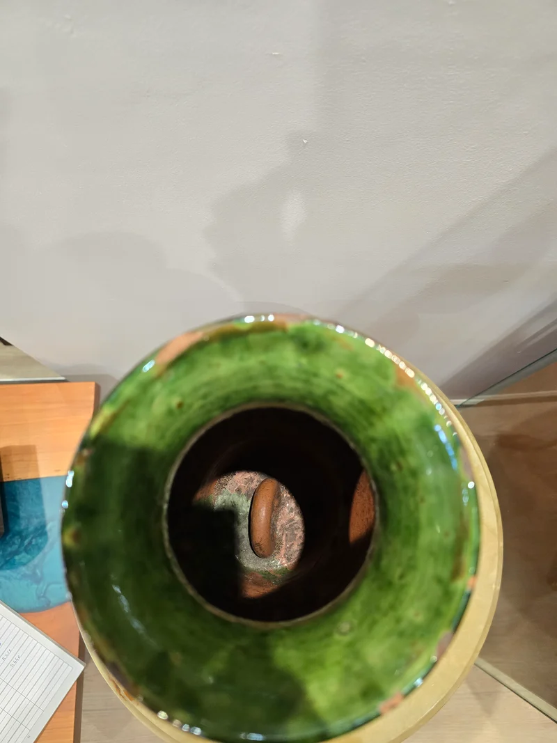 Vase en céramique vernissée – Décor vert et noir – Travail d’atelier