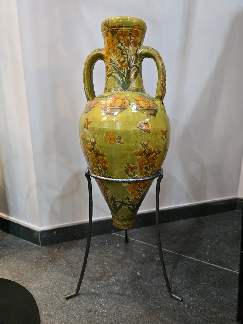 Grand vase décoratif à anses – Décor floral peint – Sur pied en métal