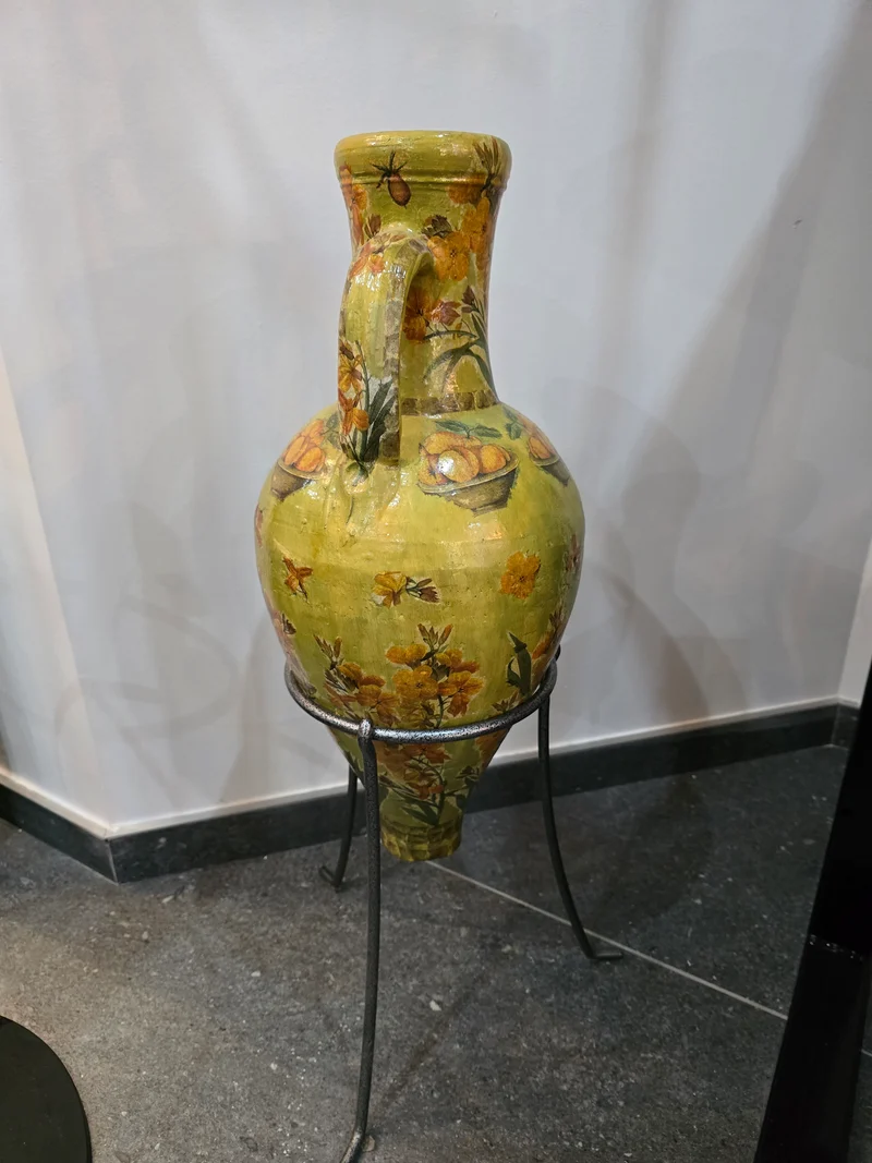 Grand vase décoratif à anses – Décor floral peint – Sur pied en métal