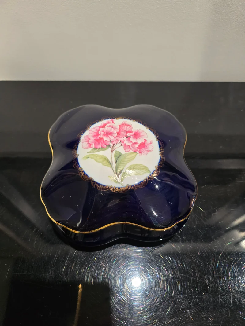 Boîte en porcelaine de Limoges – Décor floral rose – Bleu cobalt & or fin