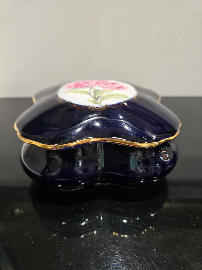 Boîte en porcelaine de Limoges – Décor floral rose – Bleu cobalt & or fin