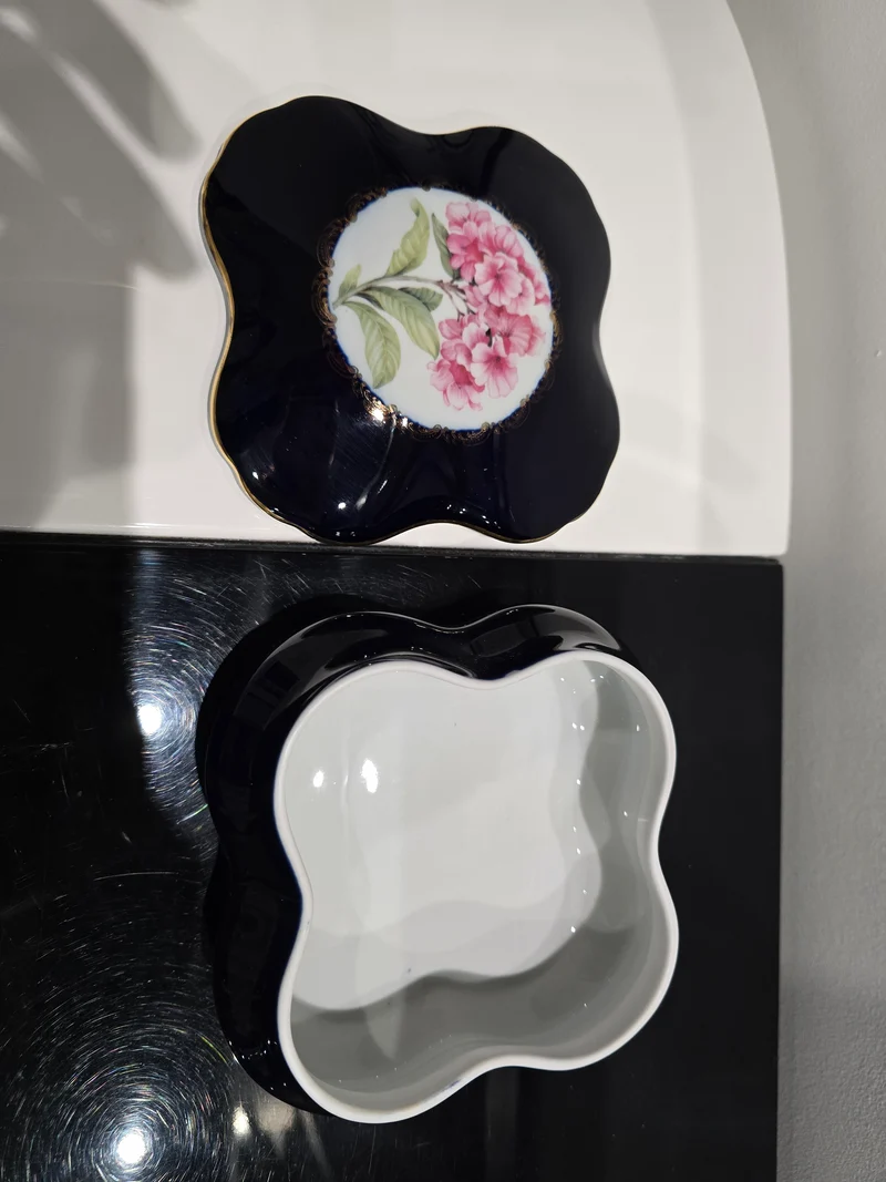 Boîte en porcelaine de Limoges – Décor floral rose – Bleu cobalt & or fin