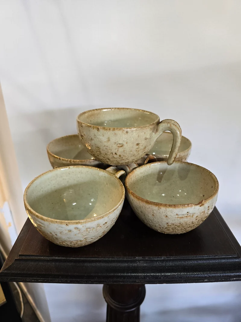Lot de 5 tasses en grès émaillé – Travail d’artisan, signées