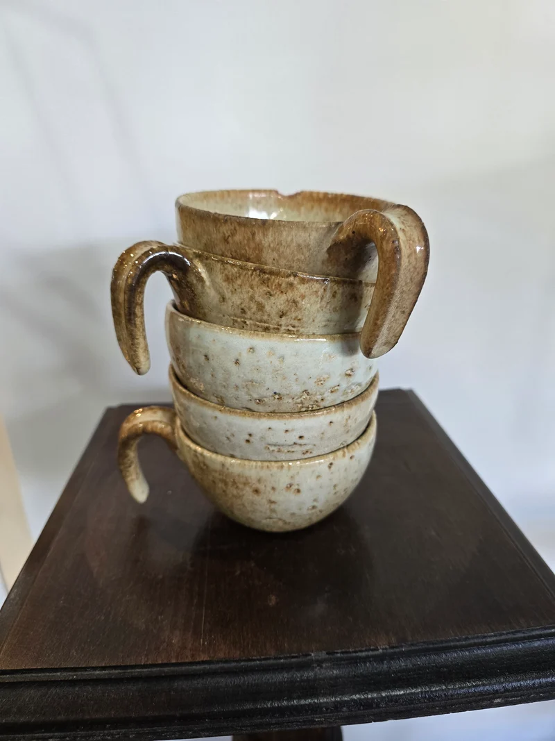 Lot de 5 tasses en grès émaillé – Travail d’artisan, signées