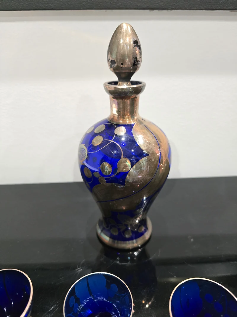 Service à liqueur ancien en verre bleu cobalt décoré d’argent – 1 carafe + 8 verres