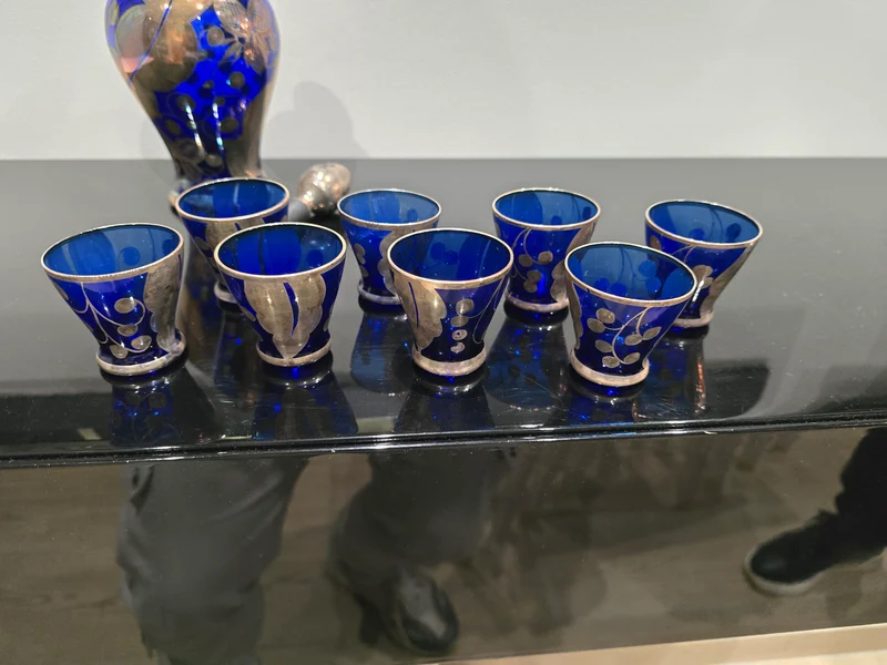 Service à liqueur ancien en verre bleu cobalt décoré d’argent – 1 carafe + 8 verres