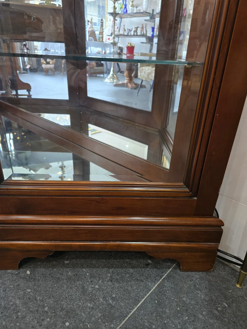 Vitrine hexagonale vintage en bois et verre – éclairé-Style classique. Collection