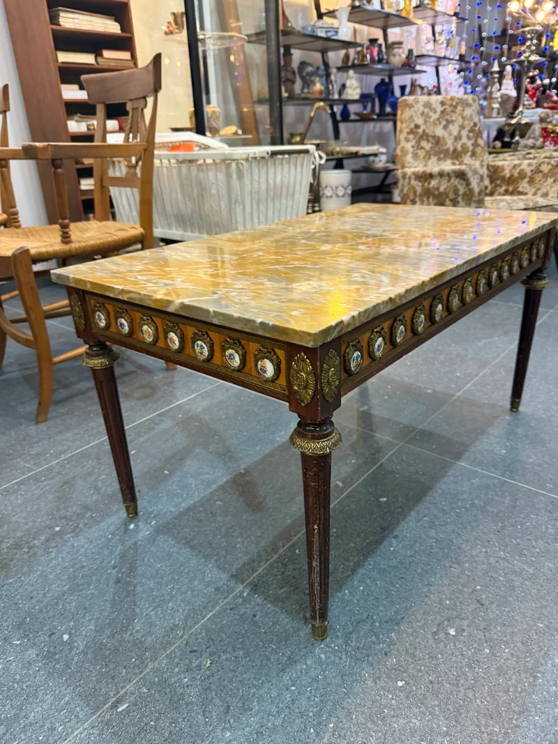 Table basse de style Louis XVI à dessus de marbre et médaillons en porcelaine - bronze