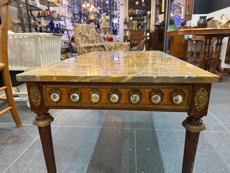 Table basse de style Louis XVI à dessus de marbre et médaillons en porcelaine - bronze