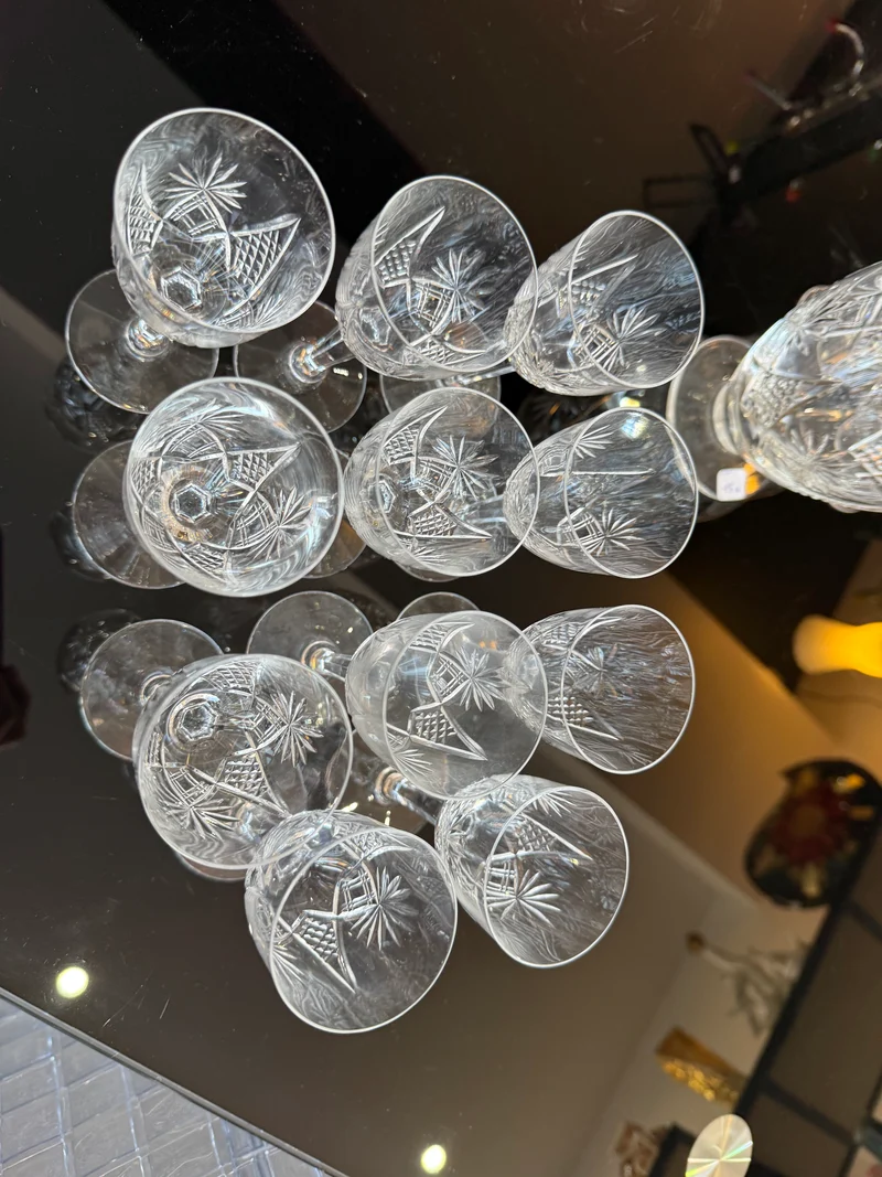 Lot de 11 Verres à Liqueur en Cristal Taillé