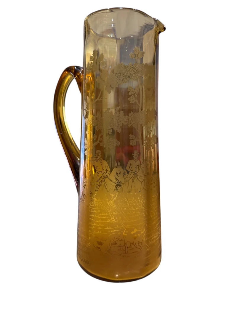 Pichet ancien en verre ambre gravé à décor de scène de chasse – vers 1930/1950