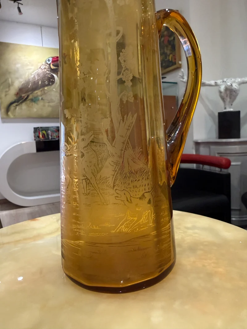 Pichet ancien en verre ambre gravé à décor de scène de chasse – vers 1930/1950