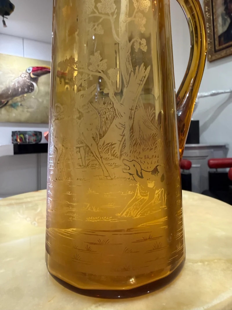 Pichet ancien en verre ambre gravé à décor de scène de chasse – vers 1930/1950