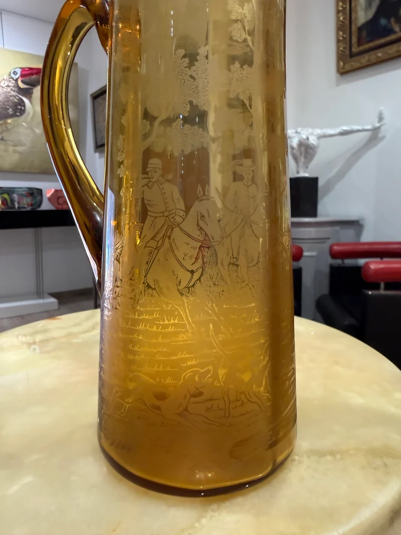 Pichet ancien en verre ambre gravé à décor de scène de chasse – vers 1930/1950